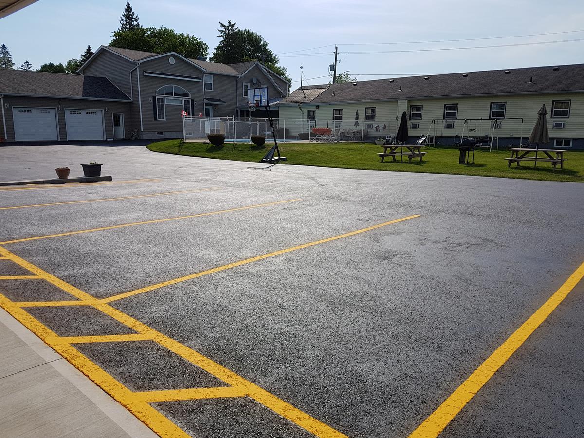 Fox Motor Inn Greater Napanee Kültér fotó